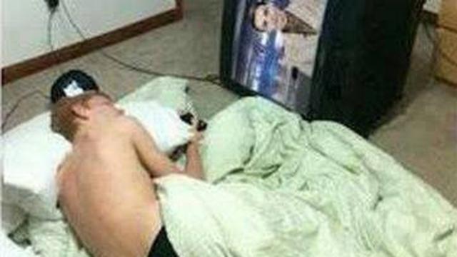 6 Momen Bapak-Bapak Saat Nonton TV Ini Enggak Habis Pikir, Kocak