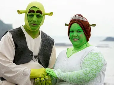 Kamu suka film Shrek? Kalau suka kamu berada pada tingkat paling atas, sepertinya kamu perlu mencoba tema pernikahan Shrek. Sepasang pengantin ini rela menghijaukan wajahnya demi animasi kesayangan mereka tersebut. (Dailymail.co.id)
