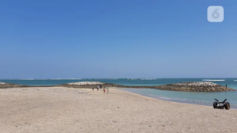 Pemandangan pantai di Bali sebelum pandemi COVID-19.