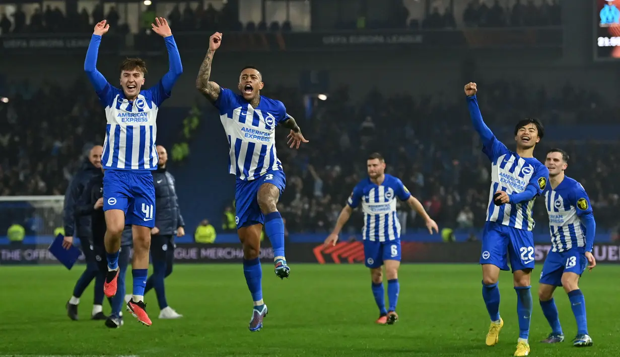 Para pemain Brighton merayakan kemenangan atas Marseille pada laga terakhir Grup B Liga Europa 2023/2024 di American Express Community Stadium, Brighton, Inggris, Jumat (15/12/2023). (AFP/Glyn Kirk)