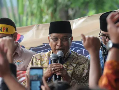 Ketua Umum PBNU KH Said Aqil Siradj (tengah) memberikan pidato saat aksi dukung capim KPK bersih di Gedung KPK, Jumat (30/08/2019). Mereka mendesak panitia seleksi calon pimpinan (Capim) KPK memilih yang bersih dan berintegritas tidak bermasalah. (merdeka.com/Dwi Narwoko)