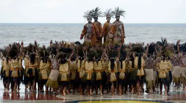 Berbagai atraksi mulai dari parade kapal perang hingga tarian kolosal ditampilkan dalam puncak acara Sail Raja Ampat 2014.