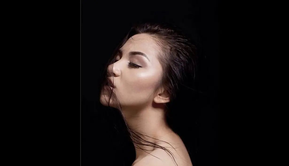 Ariel yang selama ini dikenal sebagai remaja cantik nan polos, kini berubah menjadi gadis seksi yang sangat percaya diri(Instagram/Arieltatum)
