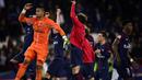 Para pemain PSG merayakan kemenangan atas Nice pada laga Ligue 1 Prancis di Stadion Parc des Princes, Paris, Jumat (27/10/2017). PSG menang 3-0 atas Nice. (AFP/Martin Bureau)