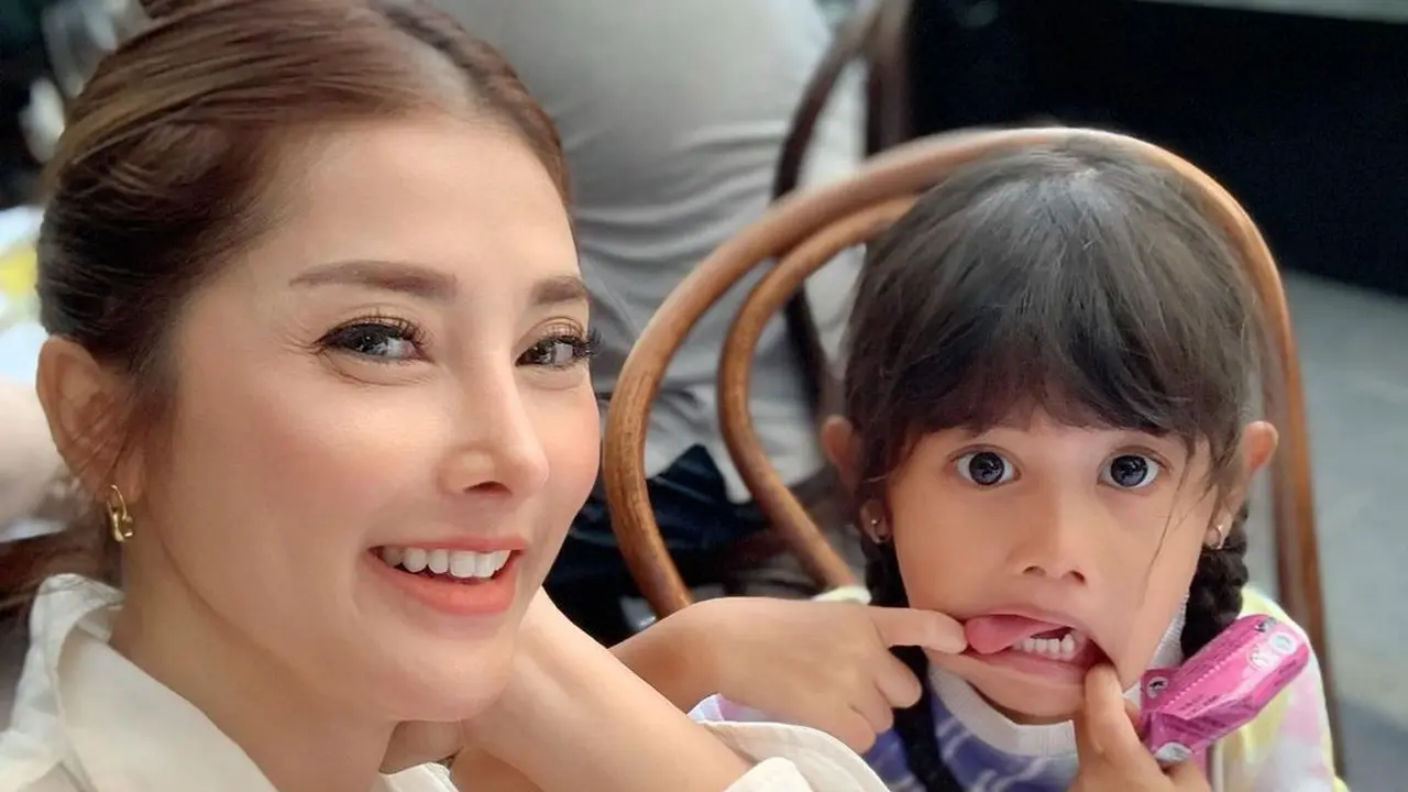 [Fimela] Potret cantik Eva Anindita