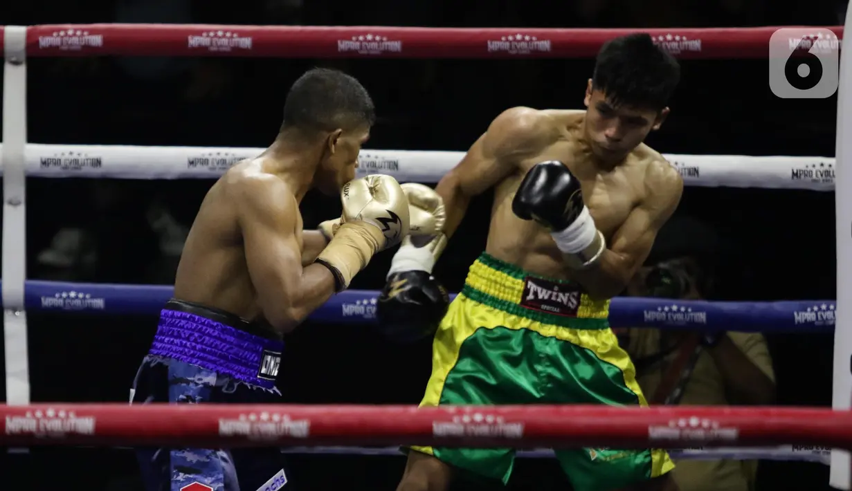 Petinju Indonesia Ongen Saknosiwi (kiri) saat melawan Jirawat Thammachot (Thailand) pada duel kelas bulu bertajuk MPRO Evolution Fight Series 2022 di Balai Sarbini, Jakarta, Jumat (1/7/2022). Ongen Saknosiwi hanya butuh dua ronde untuk meraih kemenangan knockout (KO) atas petinju Thailand Jirawat Thammachot. (Liputan6.com/Helmi Fithriansyah)