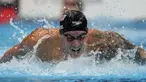 Perenang Amerika Serikat Caeleb Dressel saat final estafet gaya ganti 4x100 meter putra Olimpiade Tokyo 2020 di Tokyo, Jepang, 1 Agustus 2021. Sampai berakhirnya seluruh pertandingan renang, laki-laki kelahiran 16 Agustus 1996 tersebut berhasil mengoleksi lima medali emas. (AP Photo/Gregory Bull)