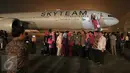 Sejumlah orang berfoto di depan pesawat Boeing 777-300 ER di hanggar 4 GMF, Bandara Soekarno Hatta, Tangerang, Kamis (29/10). Garuda Indonesia menyambut kedatangan armada Boeing B777-300 ER dengan livery Skyteam yang ke-9. (Liputan6.com/Angga Yuniar)