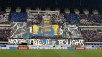Aksi bobotoh Persib saat mendukung tim kesayangan melawan PS Tira di Stadion GBLA, Bandung, Senin (26/3/2018). (Bola.com/Muhammad Ginanjar)