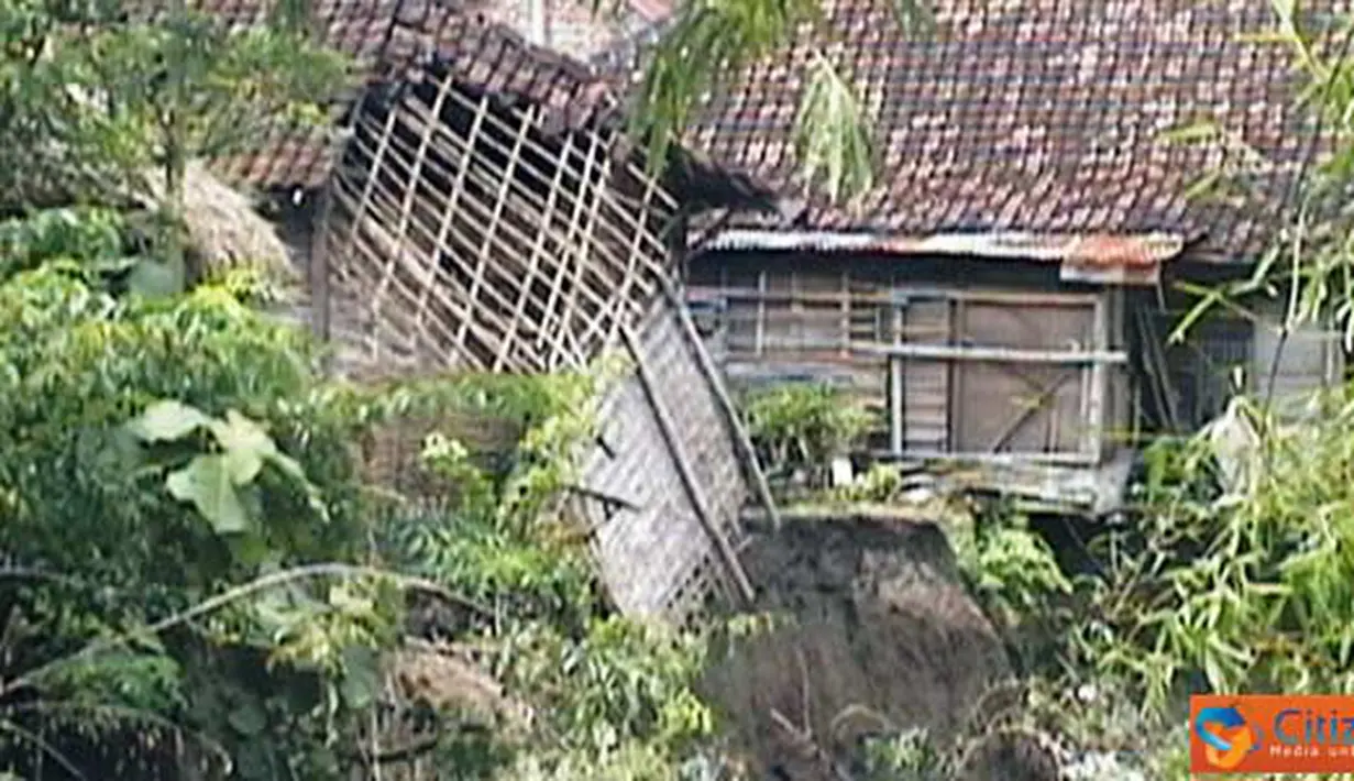 Citizen6, Jombang: Rumah warga dipinggir sungai Marmoyo mengalami tanah longsor karena hujan selama empat hari. (Pengirim: Safrial)
