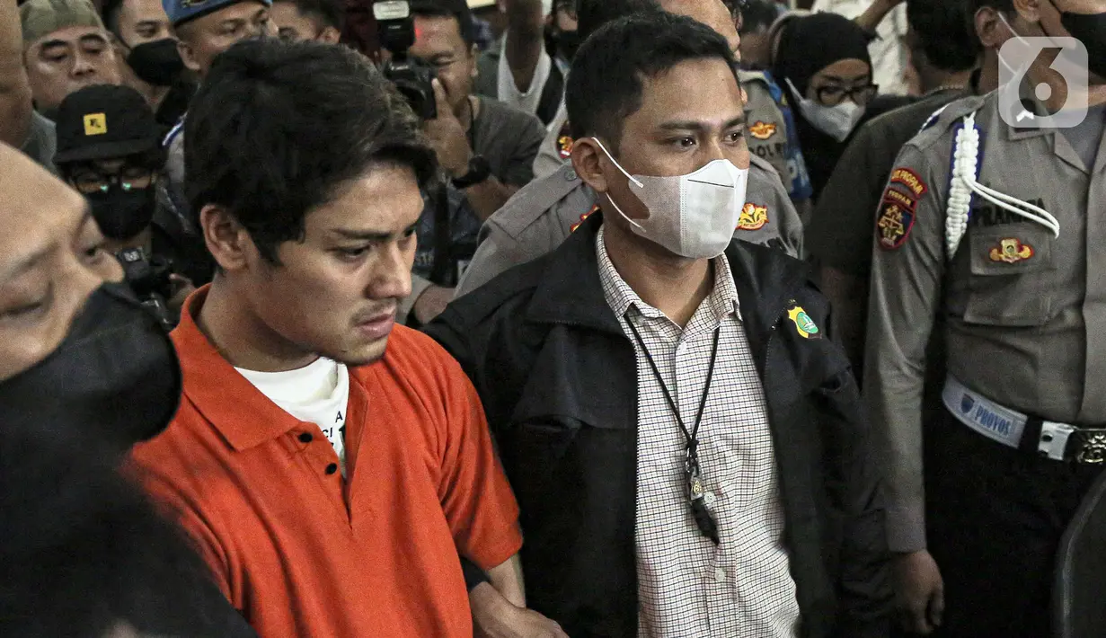 Artis Rizky Billar dihadirkan saat rilis kasus kekerasan dalam rumah tangga (KDRT) terhadap istrinya Lesti Kejora di Mapolres Jakarta, Kamis (13/10/2022). Dalam kasus ini, polisi setidaknya memiliki tiga alat bukti yang menjadi alasan penetapan status tersangka Rizky Billar. (Liputan6.com/Faizal Fanani)