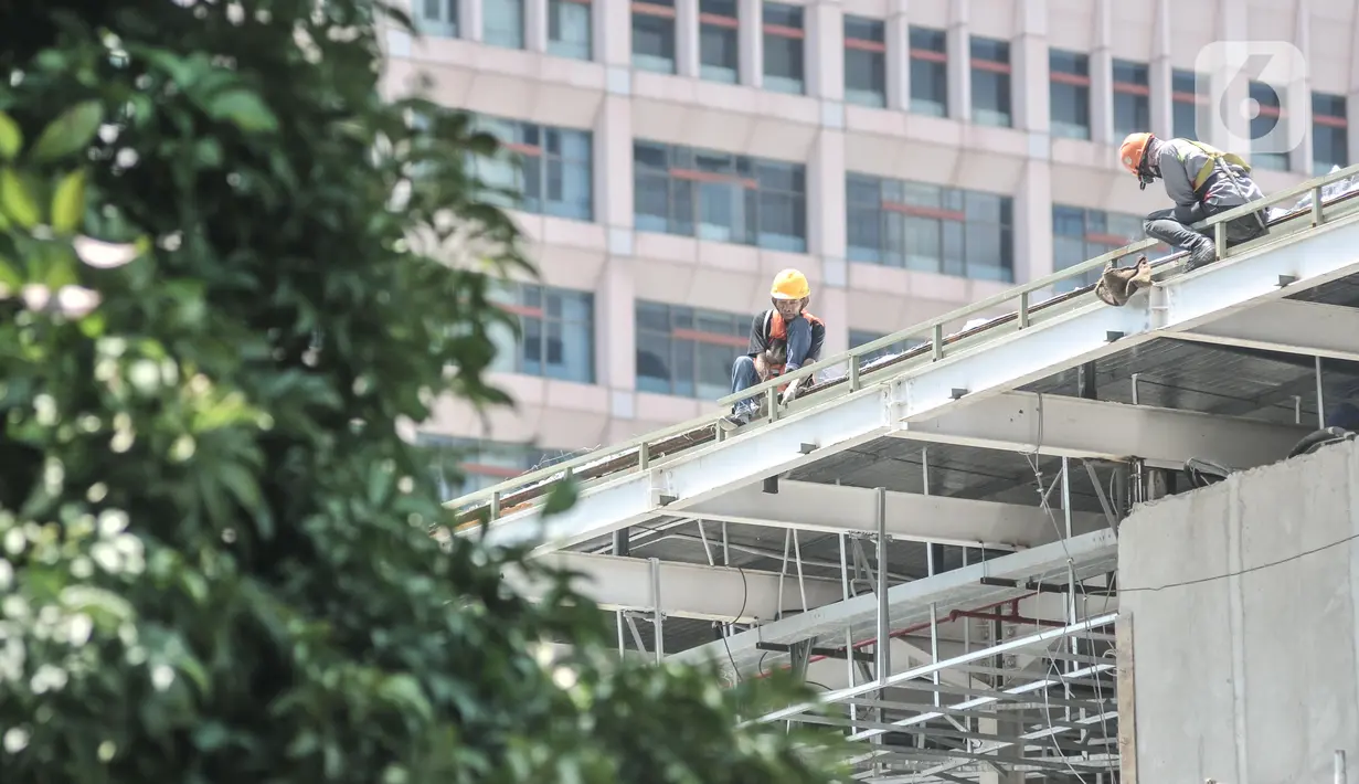 Aktivitas pekerja lengkap dengan atribut K3 saat menyelesaikan proyek pembangunan halte Transjakarta Dukuh Atas 2, Jalan Jenderal Sudirman, Jakarta Pusat, Selasa (29/11/2022). Pemerintah Provinsi (Pemprov) DKI Jakarta resmi menaikkan Upah Minimum Provinsi (UMP) 2023 menjadi sebesar Rp4,9 juta atau naik sebesar 5,6 persen dibandingkan UMP DKI 2022. Penetapan UMP DKI 2023 itu diputuskan melalui Keputusan Gubernur Nomor 1153 Tahun 2022.  (Liputan6.com/Iqbal S. Nugroho)