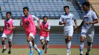 Sesi latihan Persib Bandung di Stadion GBLA, Bandung, Senin (31/8/2020). (Bola.com/Erwin Snaz)