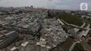 Suasana kawasan permukiman padat penduduk terlihat dari ketinggian di wilayah Jakarta, Kamis (12/12/2024). (Liputan6.com/Angga Yuniar)