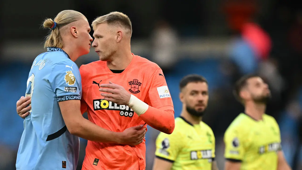 Aaron Ramsdale dan Erling Haaland di Premier League 2024/2025.