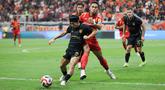 Pemain Persija Jakarta, Rizky Ridho (kanan) berusaha merebut bola dari pemain Borneo FC, Kei Hirosei dalam laga lanjutan BRI Super League 2025/2026 di Jakarta International Stadium (JIS), Jakarta Utara, Selasa (03/03/2026). (Bola.com/Abdul Aziz)