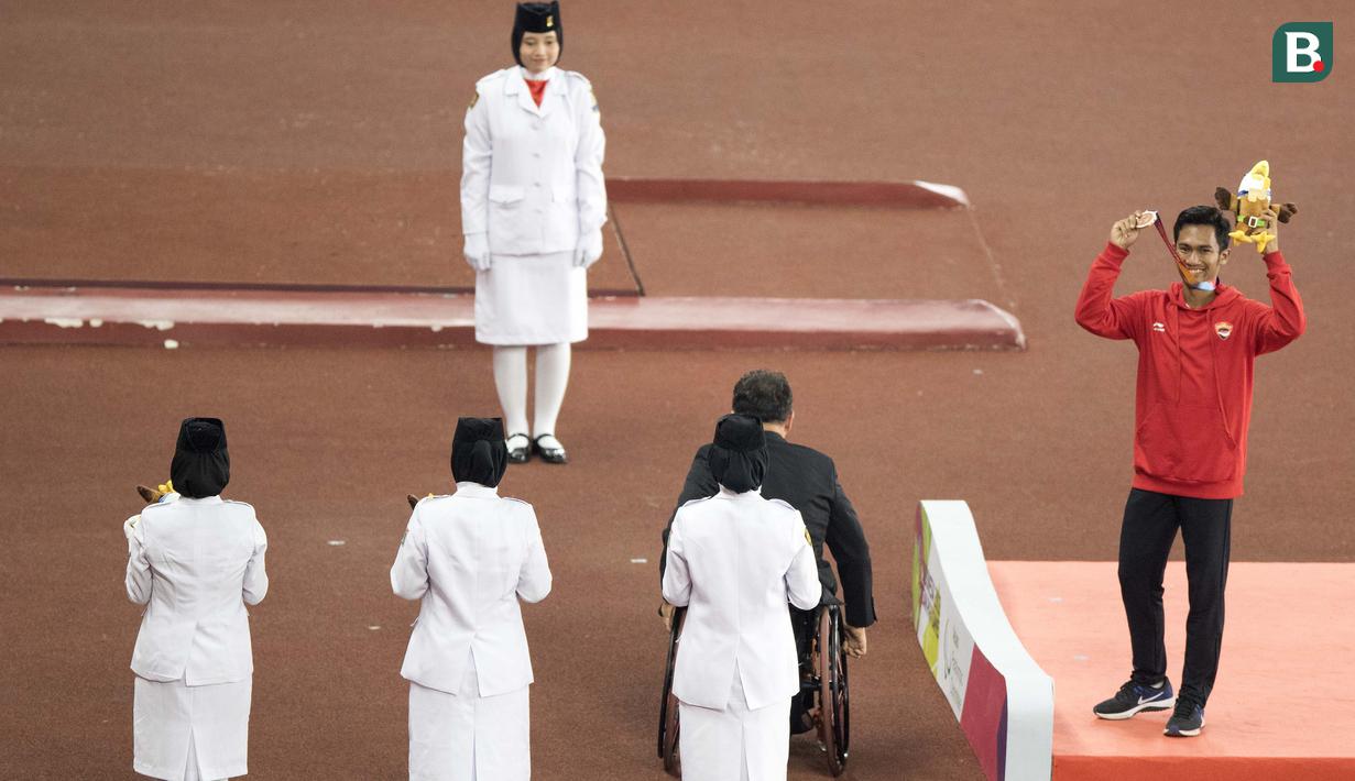 Ferry Pradana meraih medali perak di cabang para atletik nomor lari 400 meter putra klasifikasi T45/46/47 pada Asian Para Games 2018, di Stadion Utama Gelora Bung Karno Jakarta, Kamis(11/10/2018).  (Bola.com/Peksi Cahyo)