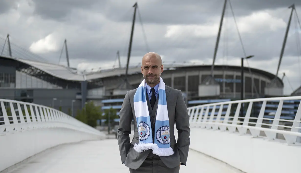 FEBRUARI - Manchester City menunjuk Pep Guardiola sebagai manajer baru menggantikan Manuel Pallegrini. Pelatih asal Spanyol itu pernah menangani Barcelona dan Bayern Munchen dan sepanjang kariernya sudah mengoleksi 21 gelar. (AFP/Oli Scarff)