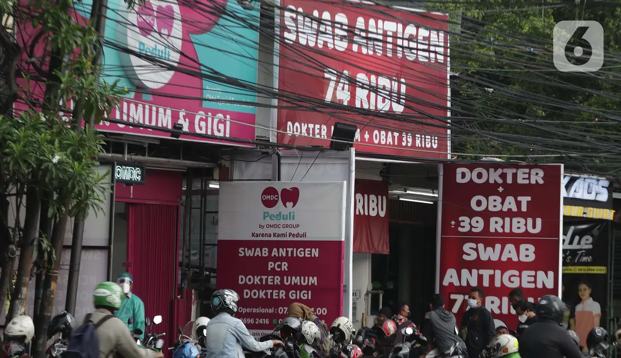 Spanduk penawaran harga tes cepat COVID-19 terpampang di salah satu klinik di Jalan Warung Buncit Raya, Jakarta, Rabu (30/6/2021). Tingginya animo masyarakat untuk melakukan tes cepat COVID-19 berimbas pada penawaran harga yang bervariasi di beberapa klinik. (Liputan6.com/Helmi Fithriansyah)