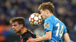 Pemain Zenit St. Petersburg Daler Kuzyaev (kanan) menyundul bola di depan pemain Chelsea Cesar Azpilicueta pada pertandingan sepak bola Grup H Liga Champions di Gazprom Arena, St.Petersburg, Rusia, 8 Desember 2021. Pertandingan berakhir dengan skor 3-3. (AP Photo/Dmitry Lovetsky)