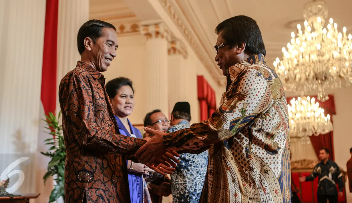 Presiden Jokowi (kiri) berjabat   tangan dengan Wakil Ketua MPR, Oesman Sapta saat halal bihalal di Istana Negara, Jakarta, Rabu (22/7). Acara tersebut dihadiri sejumlah menteri kabinet kerja dan pimpinan lembaga negara. (Liputan6.com/Faizal Fanani)