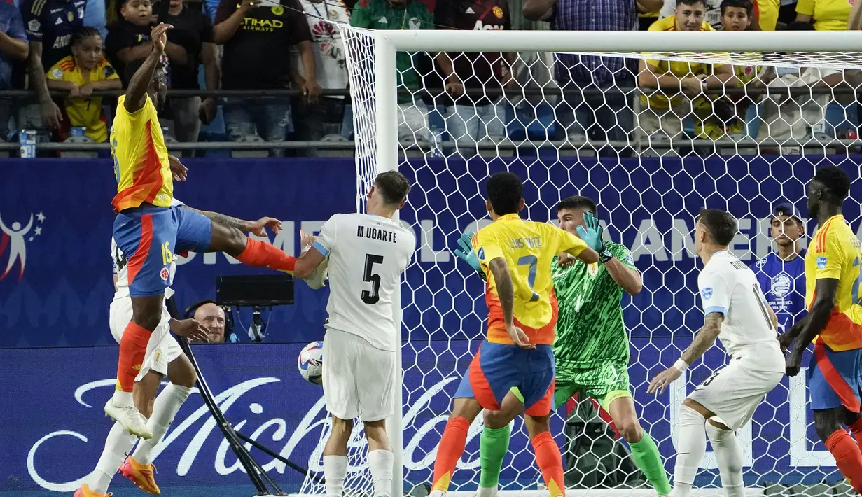 Gelandang Timnas Kolombia, Jefferson Lerma (kiri) mencetak gol ke gawang Timnas Uruguay pada laga semifinal Copa America 2024 di Bank of America Stadium, Charlotte, Amerika Serikat, Kamis (11/7/2024) pagi WIB. (AFP/Timothy A. Clary)