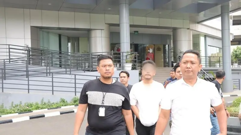 Pesulap Oge Setiawan atau biasa dikenal Oge Arthemus ditangkap polisi karena kepemilikan tanaman ganja. (Liputan6.com/Ady Anugrahadi)