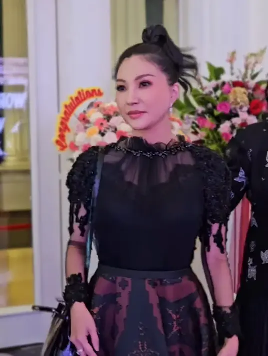 Sarwendah mengenakan atasan lengan panjang transparan dengan kerah tinggi berkerut. Dipadukan bawahan kain batik mengembang. [@Sarwendah29]