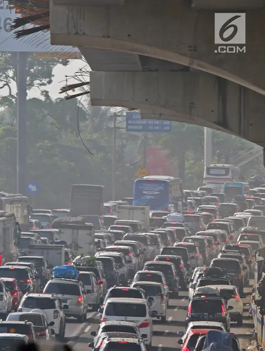 Kendaraan melintas di KM 28 Tol Jakarta - Cikampek, Jawa Barat, Kamis (30/5/2019). Memasuki H-6 Lebaran 2019, adanya peningkatan volume lalu lintas di Jalan Tol Jakarta-Cikampek arah Cikampek mengakibatkan kepadatan. (Liputan6.com/Herman Zakharia)