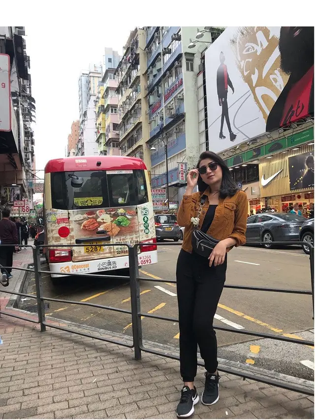 7 Gaya Cyndyana Lorens Adik Kriss Hatta saat Liburan di Luar Negeri, Tampil Stylish