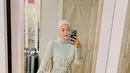 Dara Arafah juga mengenakan gamis berwarna sage green dipadu hijab warna light grey untuk tampilan yang lebih fresh. Penampilannya ini disempurnakan dengan shoulder bag warna nude. (Instagram/daraarafah).