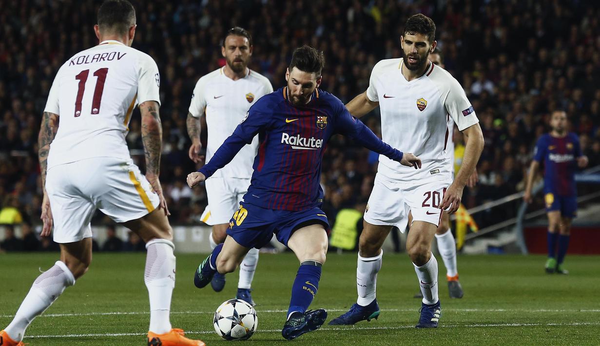 Striker Barcelona, Lionel Messi, melepaskan tendangan ke gawang AS Roma pada laga leg pertama perempat final Liga Champions di Stadion Camp Nou, Rabu (4/4/2018). Barcelona menang 4-1 atas AS Roma. (AFP/Manu Fernandez)