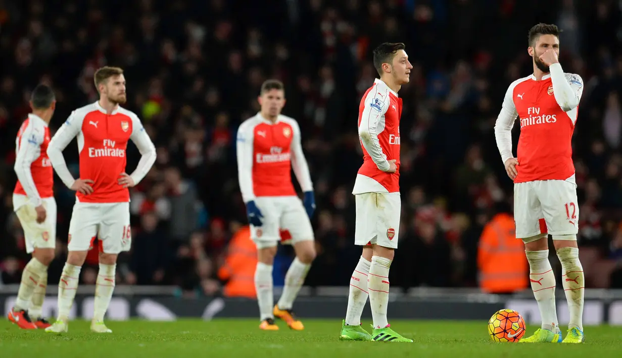 Para pemain Arsenal tertunduk lesu usai kalah dari tamunya Swansea City pada  lanjutan Liga Inggris pekan ke-28 di Stadion Emirates, London, Kamis (3/3/2016) dini hari WIB. (AFP/Glyn Kirk)