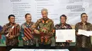 Ketua Komnas HAM Ahmad Taufan Damanik (kedua kiri) bersama empat pimpinan lembaga usai menandatangani MoU Festival HAM Indonesia di Jakarta, Rabu (3/10). Festival HAM Indonesia berlangsung di Wonosobo, 13-15 November. (Liputan6.com/Helmi Fithriansyah)