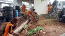Petugas Penanganan Prasarana dan Sarana Umum (PPSU) menyelesaikan pembangunan Taman Pilar Jati di Cipinang Melayu, Jakarta, Selasa (27/10/2020). Area yang dilengkapi taman lalu lintas serta sarana bersepeda tersebut untuk mempercantik lahan tidur di kolong tol. (Liputan6.com/Immanuel Antonius)