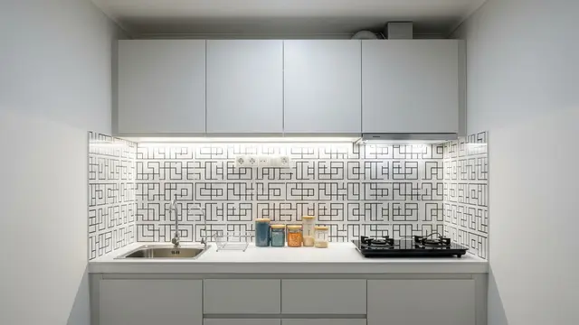 Kitchen Set Modern dengan Backsplash Simpel