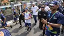 Direktur SDM dan Umum Askrindo Firman Berahima membawa api obor Asian Games 2018 dengan berlari sejauh 500 meter melalui rute RSPAD Gatot Subroto - Hotel Borobudur Jakarta, Kamis (16/8).(Liputan6.com/Faizal Fanani)