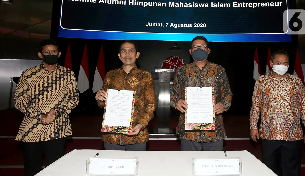 Founder KAHMIPreneur Kamrussamad Kamrussamad dan Dirut BEI Inarno Djajadi menunjukkan naskah kerja sama di Gedung BEI, Jakarta, Jumat (7/8/2020).Kerjasama mencakup Inkubator Bisnis UMKM, Sosialiasi dan edukasi tentang Pasar Modal, serta Program Pasar Modal Goes To Campuss.(Liputan6.com/Fery Pradolo)