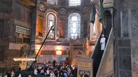 Khatib menyampaikan khutbah saat pelaksanaan salat Idul Adha di Hagia Sophia, Istanbul, Turki, Jumat (31/7/2020). Ini merupakan salat Idul Adha pertama di Hagia Sophia setelah dialihfungsikan dari museum menjadi masjid. (Pool via AP)