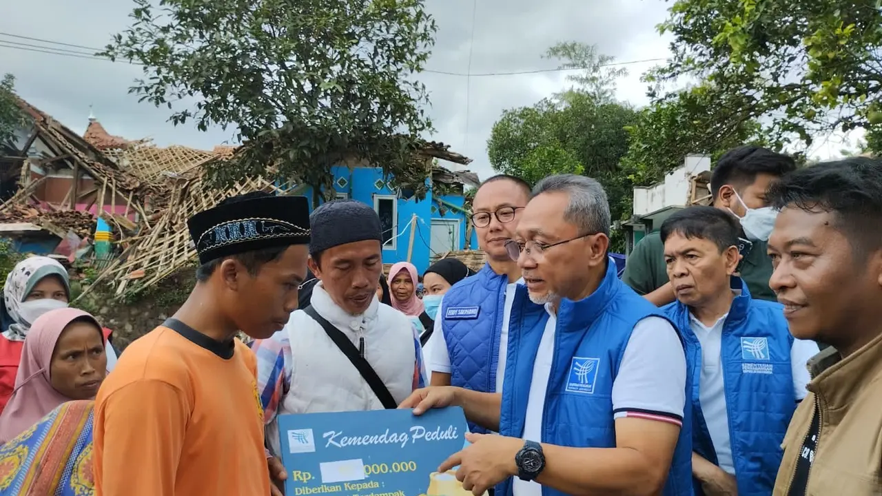Menteri Perdagangan atau Mendag Zulkifli Hasan menyambangi dan menemui pengungsi gempa bumi Cianjur, Jawa Barat, Minggu, (27/11/2022).