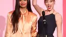 Taylor Swift mengangkat penghargaan "Woman of the Decade Award" yang diberikan Jameela Jamil selama acara Billboard Women In Music 2019 yang digelar oleh YouTube Music di Los Angeles, California (12/12/2019). (Rich Fury/Getty Images untuk Billboard/AFP)
