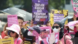 Aliansi Perempuan Indonesia (API) menggelar aksi unjuk rasa di depan gerbang utama gedung Majelis Permusyawaratan Rakyat (MPR), Dewan Perwakilan Rakyat (DPR), dan Dewan Perwakilan Daerah (DPD) Republik Indonesia, Jakarta, Rabu (3/9/2025). (Kapanlagi.com/Budy Santoso)
