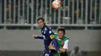Pemain Arema Cronus, Hamka Hamzah (kiri) bereduel dengan pemain PS TNI pada laga Torabika SC 2016 di Stadion Pakansari, Bogor, Minggu (31/7/2016). (Bola.com/Nicklas Hanoatubun)