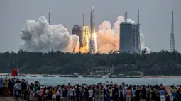 Roket Long March 5B membawa modul inti Stasiun Luar Angkasa Tianhe lepas landas dari Pusat Peluncuran Luar Angkasa Wenchang di Provinsi Hainan, China, Rabu (29/4/2021). Saat ini, satu-satunya stasiun ruang angkasa di orbit adalah Stasiun Ruang Angkasa Internasional, tidak termasuk China. (STR/AFP)