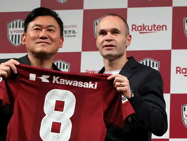 Mantan pemain Barcelona, Andres Iniesta (kanan) bersama pemilik klub Vissel Kobe, Hiroshi Mikitani memegang seragam Vissel Kobe saat konferensi pers di Tokyo, Jepang, Kamis (24/5). Iniesta resmi bergabung dengan Vissel Kobe. (AP Photo/Eugene Hoshiko)