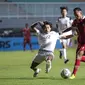 Pemain Timnas Indonesia U-17, M Riski Afrisal (kanan)&nbsp;berusaha melewati hadangan pemain Timnas Guam U-17 dalam&nbsp;pertandingan Grup B Kualifikasi Piala Asia U-17 2023 yang berlangsung di Stadion Pakansari, Bogor, Senin (3/10/2022). (Bola.com/Bagaskara Lazuardi)