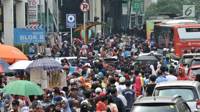 Pasar Tanah Abang Dipadati Pengunjung