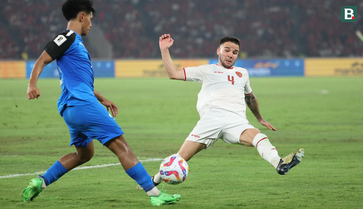 <p>Pemain Timnas Indonesia, Calvin Verdonk (kanan) berusaha memotong bola umpan pemain Filipina pada laga terakhir Grup F putaran kedua kualifikasi Piala Dunia 2026 Zona Asia di Stadion Utama Gelora Bung Karno (SUGBK) Senayan, Jakarta, Selasa (11/6/2024). (Bola.com/M Iqbal Ichsan)</p>