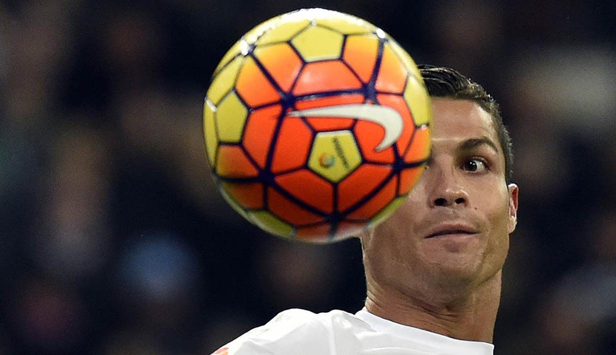 Bintang Real Madrid, Cristiano Ronaldo, berusaha mengontrol bola menggunakan kepala pada laga La Liga Spanyol melawan Deportivo. CR7 berhasil membukukan dua buah umpan berbuah gol. (AFP/Gerard Julien)