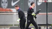 Dua kiper Barcelona, Marc-Andre Ter Stegen dan Wojciech Szczesny, saat sesi latihan di pusat latihan Joan Gamper di Sant Joan Despi, dekat Barcelona. pada 10 Mei 2025. (Josep LAGO / AFP)